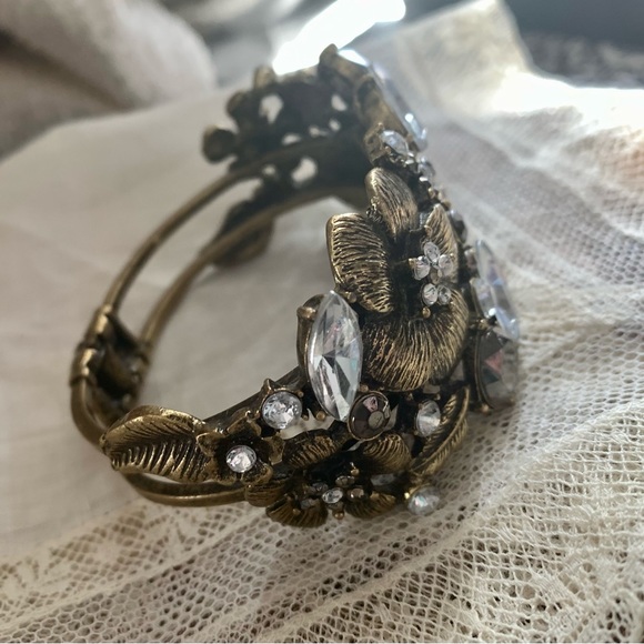 Elegant Antiqued Gold & Rhinestone Floral Clasp Bracelet Women’s Jewelry - Picture 9 of 11